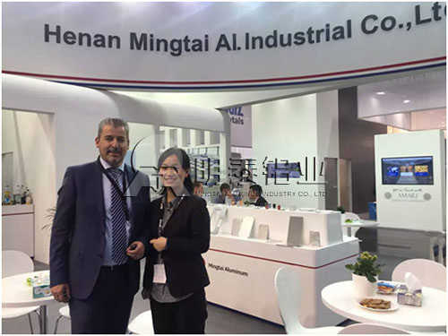 28圈加拿大员工在德国铝工业展会与客户合影