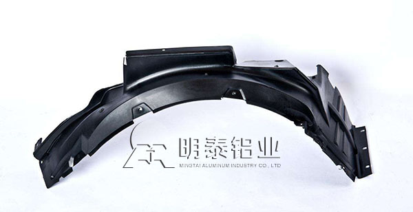 汽车翼子板采用6061铝板，兼顾美观的同时又提高了燃油经济性