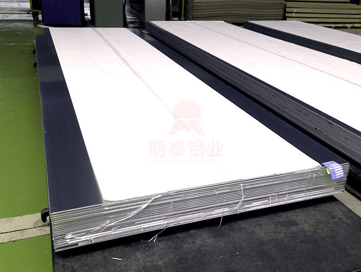 应该如何选择正规、放心的铝板厂家呢